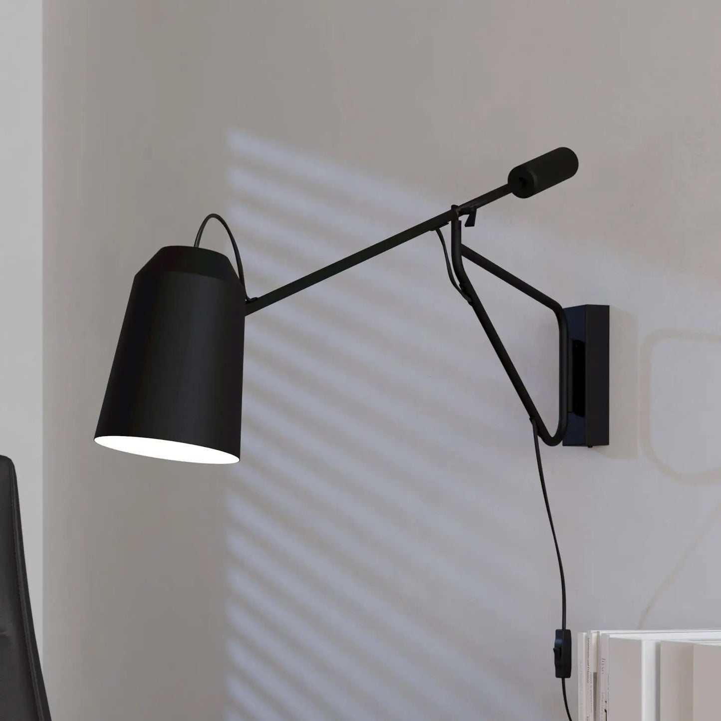 Loreto 1 wall light with a long arm and plug