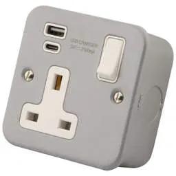 m2 metal clad M2 Metal 13A 1 Gang Switched Socket with 1 x Type A and 1 x Type C USB Outlet Metal Clad - m2 metal clad M2 Metal 13A 1 Gang Switched Socket with 1 x Type A and 1 x Type C USB Outlet Metal Clad