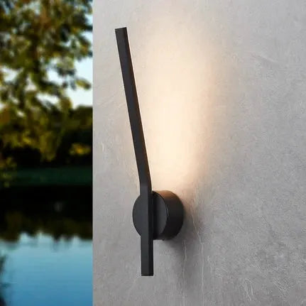 Taparita LED outdoor wall light indirectly shining