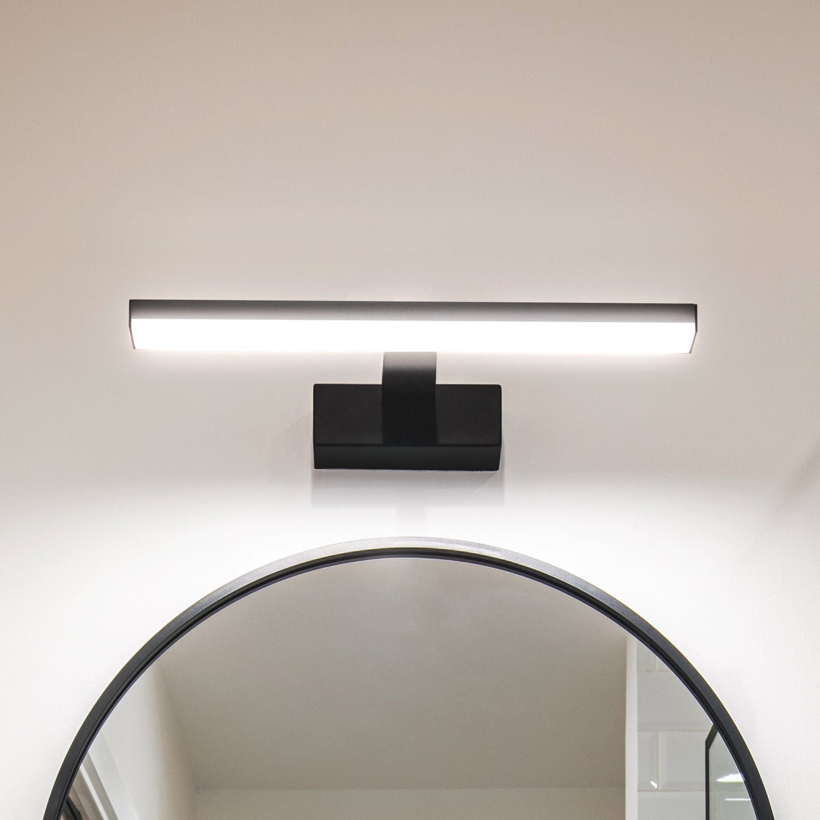 LED wall light Pandella 1, length 40 cm, black, aluminium