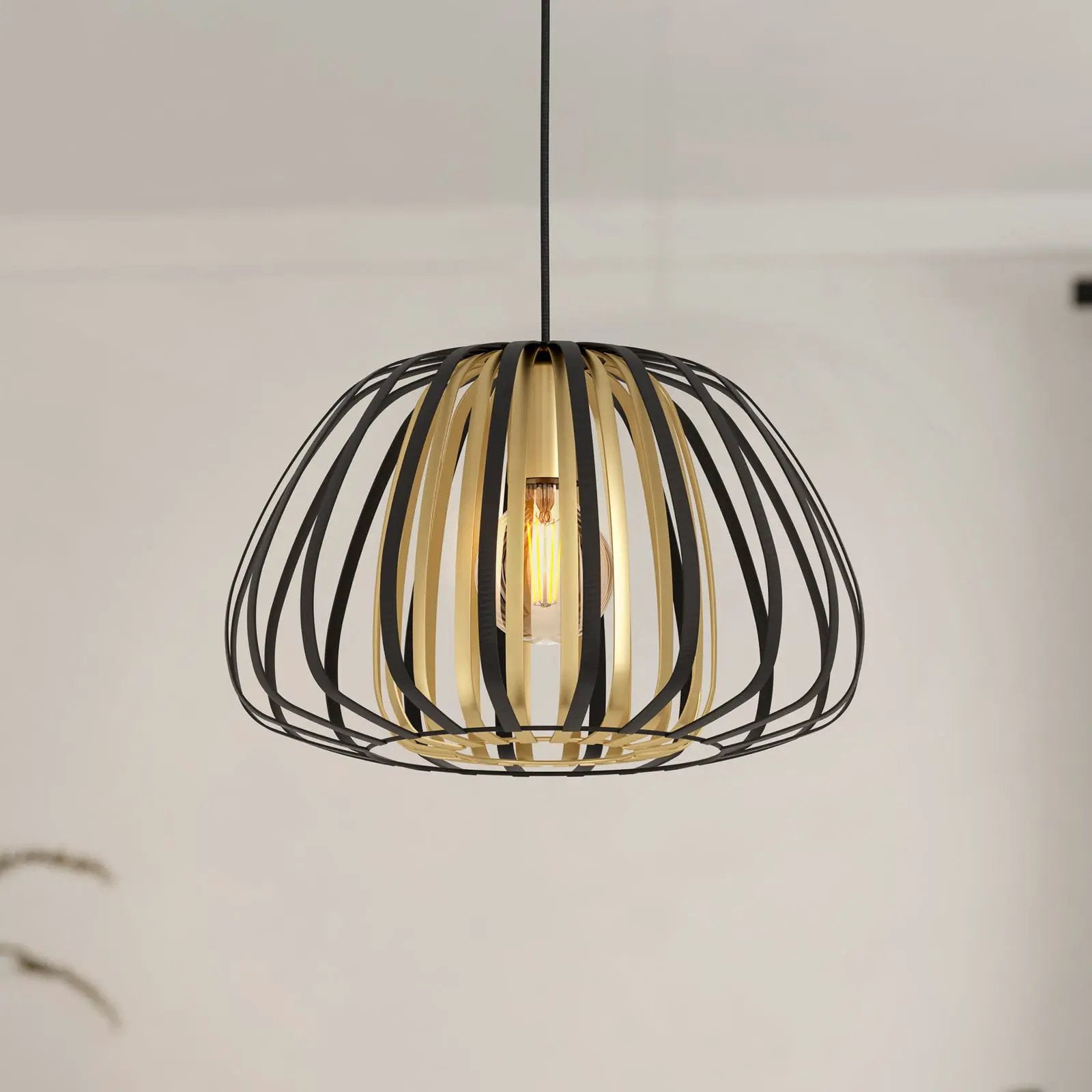Encinitos pendant light, black/brass, Ø 37.5 cm